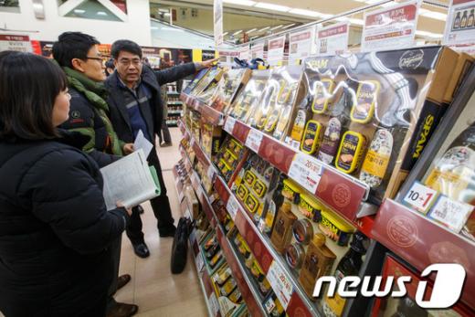 '설 선물 양극화' 지난 24일 환경부와 서울시 자원순환과 직원들이 서울시내 한 대형마트에서 설 연휴를 앞두고 선물세트 과대포장에 대한 집중단속을 펼치고 있다. /사진=뉴스1