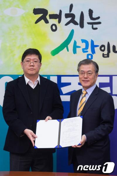 '김홍걸 기자회견' '김홍걸 더불어민주당' 고 김대중 전 대통령의 3남 김홍걸 연세대 김대중도서관 객원교수(왼쪽)가 24일 서울 여의도 국회에서 더불어민주당 입당 기자회견을 마친 후 문재인 대표에게 입당원서를 전달하고 있다. /사진=뉴스1
