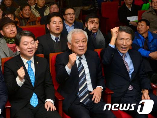 안철수 국민의당 인재영입위원장과 김한길 의원, 한상진 공동창당위원장이 24일 오후 인천시 부평구 부평구청에서 열린 '국민의당 인천광역시당 창당대회'에서 구호를 외치고 있다. /사진=뉴스1