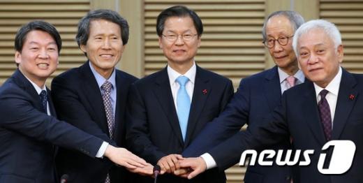 '안철수 천정배' 25일 서울 여의도 국회 의원회관에서 열린 국민의당-국민회의 통합 기자회견에서 안철수, 천정배 의원을 비롯한 양당 지도부들이 손을 모은 채 포즈를 취하고 있다. /사진=뉴스1