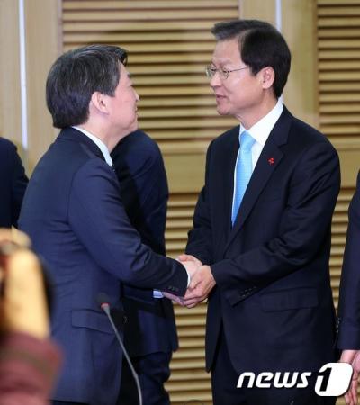'안철수 천정배' 국민의당 안철수 의원과 국민회의 천정배 의원이 25일 서울 여의도 국회 의원회관에서 열린 국민의당-국민회의 통합 기자회견을 마친 뒤 악수를 나누고 있다. /사진=뉴스1