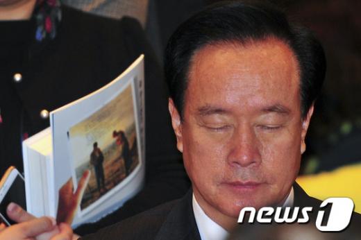 '이병석 국회의원' 포스코 협력업체로부터 불법 정치자금을 받은 혐의로 검찰 수사를 받고 있는 새누리당 이병석 의원이 지난 22일 경주 현대호텔에서 열린 제39회 극동포럼에 참석해 눈을 감고 있다. /자료사진=뉴스1
