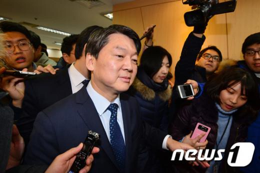 '안철수 천정배' 국민의당 창당을 추진 중인 안철수 의원이 25일 오전 서울 마포구 당사에서 열린 확대기조회의를 마친 뒤 '국민회의' 천정배 의원과 통합관련 회동을 하기 위해 국회 의원회관으로 이동하고 있다. /사진=뉴스1