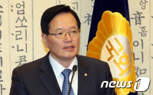 '정의화 국회의장' 정의화 국회의장이 25일 오후 국회의장 접견실에서 긴급 기자회견을 열고 거취 문제와 국회 선진화법 개정안과 관련한 입장을 밝히고 있다. /사진=뉴스1