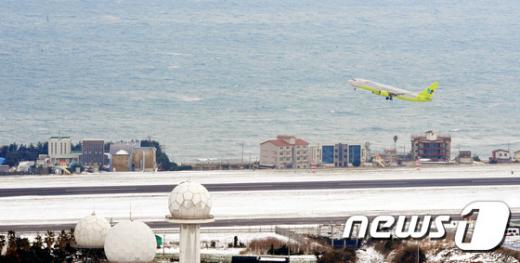 '제주공항' '서울시 연장운행' 제주지역에 많은 눈이 내려 제주국제공항 활주로가 폐쇄된지 사흘만인 25일 오후 제주공항 활주로에서 진에어 항공기가 날아오르고 있다. /사진=뉴스1