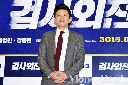 [MW사진] 검사외전 황정민, '입가에 미소 걸리다'