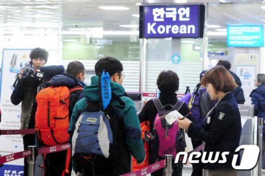 25일 오후 항공운항이 재개되자 항공기 탑승을 위해 관광객들이 제주공항 국내선 출국심사대에서 신분증 검사를 받고 있다. /사진=뉴스1 이석형 기자