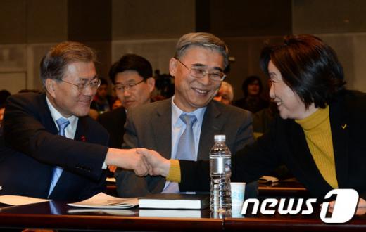 '문재인 심상정' 더불어민주당 문재인 대표와 심상정 정의당 대표가 지난 19일 서울 중구 프레스센터에서 열린 '2016 신년대토론회 20대 총선과 남북관계'에서 인사를 나누고 있다(가운데는 이종석 전 통일부장관). /자료사진=뉴스1