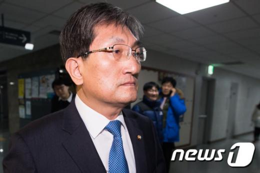 '노영민 신기남' 더불어민주당 노영민 의원이 25일 서울 여의도 국회 의원회관에서 열린 당 윤리심판원 전체회의에 소명을 위해 출석하고 있다. /사진=뉴스1