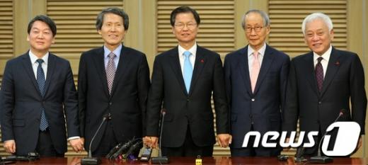 25일 서울 여의도 국회 의원회관에서 열린 국민의당-국민회의 통합 기자회견에서 안철수, 천정배 의원을 비롯한 양당 지도부들이 손을 잡은 채 포즈를 취하고 있다. 왼쪽부터 국민의당 안철수 인재영입위원장, 한상진 창당준비위원장, 국민회의 천정배 창당준비위원장, 국민의당 윤여준 창당준비위원장, 김한길 상임 부위원장. /사진=뉴스1
