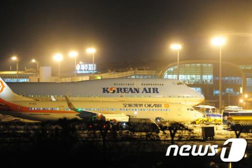 제주국제공항이 25일 오후 항공사의 원활한 수송을 위해 야간 운항을 하고 있다. 국토교통부는 오후 11시로 제한된 김포와 김해공항의 항공기 운항시간을 26일 오전 6시까지 연장해 사실상 24시간 운항에 나서도록 했다. /사진=뉴스1 이석형 기자
