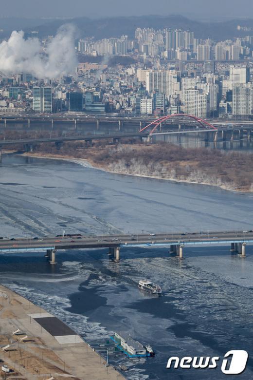 지난 24일 얼어붙은 한강 사이로 유람선이 지나고 있다. /사진=뉴스1