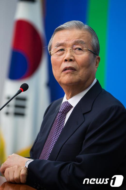 '김종인 공개사과' 더불어민주당 김종인 비상대책위원장이 27일 서울 여의도 국회에서 기자간담회를 갖고 취재진 질문에 답하고 있다. /사진=뉴스1
