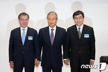 문재인 더불어민주당 대표가 27일 서울 여의도 국회 의원회관에서 열린 제4차 중앙위원회의에서 지도부 총사퇴를 선언한 뒤 김종인 비대위원장 겸 선대위원장(가운데), 이종걸 원내대표와 함께 포즈를 취하고 있다. /사진=뉴스1 유승관 기자