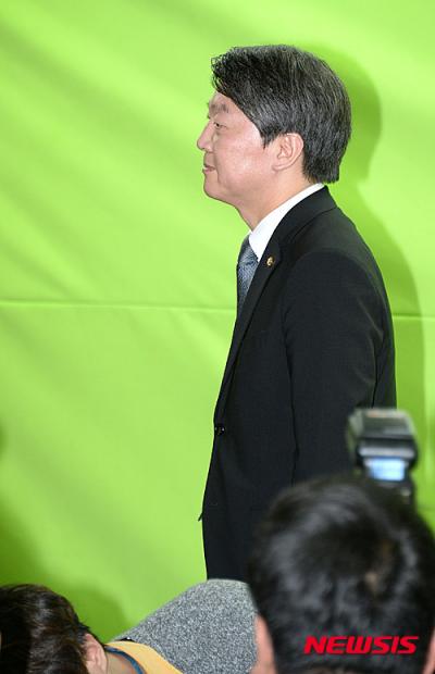 '이희호 안철수' 국민의당 창당을 추진 중인 안철수 의원이 27일 오후 서울 마포구 당사에서 이희호 여사와의 면담 녹취록 공개와 관련해 입장을 밝힌 후 기자회견장을 나서고 있다. /사진=뉴시스