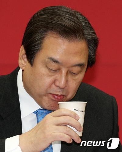 '김무성' 새누리당 김무성 대표가 27일 서울 여의도 국회에서 열린 최고중진연석회의에서 잠시 목을 축이고 있다. /사진=뉴스1