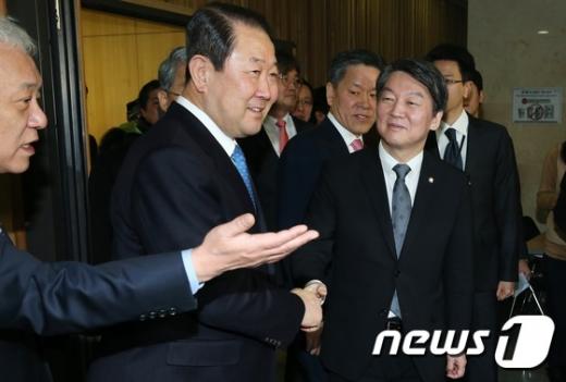 국민의당 안철수 의원과 통합신당을 추진 중인 박주선 의원이 27일 국회 의원회관에서 열린 통합 기자회견을 마친 뒤 악수를 나누고 있다. /사진=뉴스1