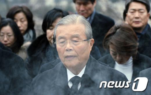 '김종인 방명록' 더불어민주당 김종인 비상대책위원장이 28일 서울 동작구 국립서울현충원 고 김대중 전 대통령 묘역에 참배하고 있다. /사진=뉴스1