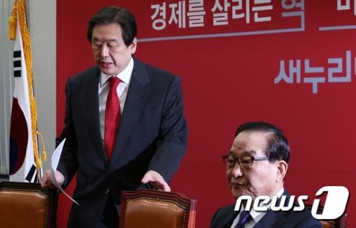 '서청원 김무성' 새누리당 김무성 대표(왼쪽)와 서청원 최고위원이 28일 서울 여의도 국회에서 열린 최고위원회의에서 굳은 얼굴로 입장하고 있다. /사진=뉴스1