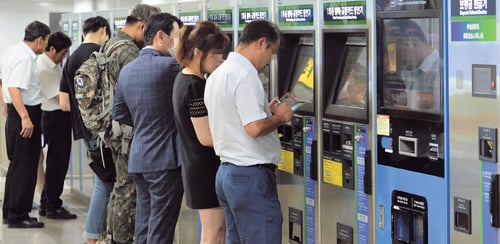 시민들이 지하철 1회권을 구매하고 있다. /사진=뉴스1 손형주 기자