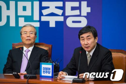 '이종걸 원내대표' 더불어민주당 이종걸 원내대표가 28일 서울 여의도 국회에서 열린 첫 비상대책위원회의에서 모두발언을 하고 있다. 왼쪽은 김종인 비대위원장. /사진=뉴스1