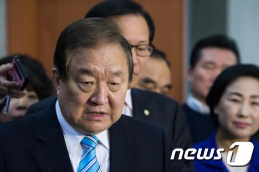 '정대철' 정대철 전 더불어민주당 상임고문이 지난 15일 서울 여의도 국회 정론관에서 기자회견을 열고 더민주 탈당을 선언한 후 취재진의 질문에 답하고 있다. /자료사진=뉴스1