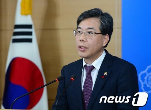 '성과연봉제' 송언석 기획재정부 2차관이 28일 서울 세종로 정부서울청사에서 '공공기관 성과연봉제 권고안' 관련 브리핑을 하고 있다. /사진=뉴스1