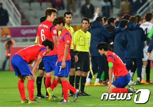 30일(현지시간) 압둘라 빈 칼리파 스타디움에서 열린 2016 아시아축구연맹(AFC) U-23 챔피언십 결승 경기에서 한국 올림픽대표팀 선수들이 일본에게 3대2로 역전패 당한 후 아쉬워하고 있다. /사진=뉴스1 손형주 기자