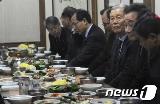 김종인 더불어민주당 비상대책위원장이 지난 30일 광주 서구 한 식당에서 당원들과 함께 5·18 관련 단체 관계자들을 만나고 있다. /사진=뉴스1 신채린 기자