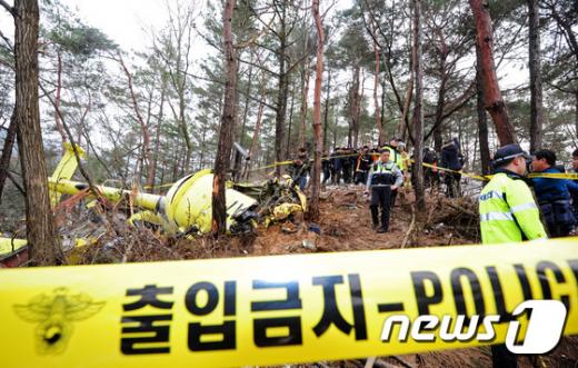 지난 30일 전북 김제시 금산사 인근 야산에 민간 헬기 1대가 추락해 경찰과 소방대원들이 현장을 수습하고 있다. /사진=뉴스1 김대웅 기자