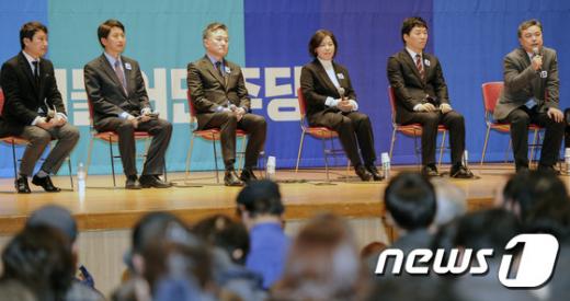 더불어민주당 영입인사들이 지난 24일 광주 서구 치평동 김대중컨벤션센터에서 '사람의 힘'의 주제로 광주시민·전남도민과 함께하는 더불어콘서트를 진행하고 있다. /자료사진=뉴스1DB