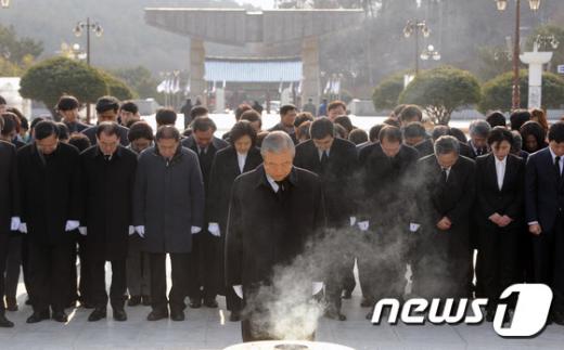 김종인 더불어민주당 비상대책위원장이 31일 오전 광주 북구 운정동 국립5·18민주묘지에서 참배를 하고 있다. /사진=뉴스1 황희규 기자