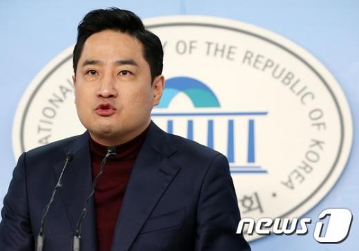 강용석 전 의원이 31일 서울 여의도 국회 정론관에서 기자회견을 열고 20대 총선 용산 출마 선언을 하고 있다. /사진=뉴스1 오대일 기자