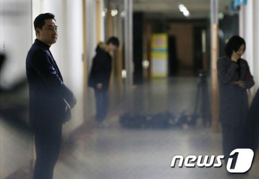 강용석 전 의원이 31일 오후 서울 여의도 국회 정론관에서 열린 20대 총선 용산 출마선언 기자회견에 앞서 회견을 주선한 새누리당 문정림 의원(오른쪽)의 전화 통화가 끝나기를 기다리고 있다. /사진=뉴스1 오대일 기자