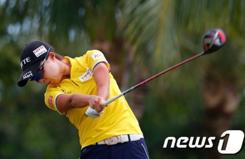 김효주(21·롯데)가 1일(한국시간) 열린 LPGA투어 2016시즌 개막전 퓨어 실크 바하마 4라운드에서 4번홀 티샷을 하고 있다. /사진=뉴스1(AFP뉴스)