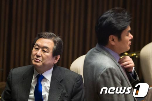 '김무성 만찬' 새누리당 김무성 대표(왼쪽), 원유철 원내대표가 지난 29일 서울 여의도 국회 본회의장에서 야당 의원들의 입장을 기다리고 있다. /자료사진=뉴스1