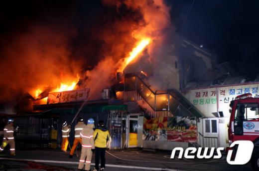 '안동 화재' 1일 새벽 1시46분 경북 안동시 옥야동의 한 대형마트에서 불이 나 소방대원들이 진화작업에 나서고 있다. /사진=뉴스1