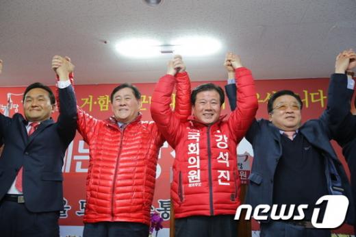 새누리당 최경환 의원(왼쪽 2번째)이 지난 2일 경남 산청,함양,거창 선거구 강석진 예비후보사무소 개소식에 참석해 지지를 당부했다. /사진=뉴스1