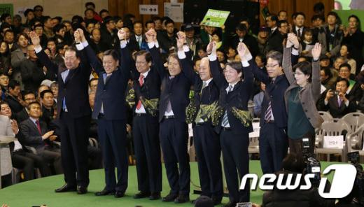 2일 오후 대전 중구 한밭체육관에서 열린 국민의당 중앙당 창당대회에서 안철수·천정배 공동대표를 비롯한 지도부가 손을 흔들어 인사하고 있다. 왼쪽부터 박주선, 주승용 최고위원, 천정배 공동대표, 한상진 공동 창당준비위원장, 김한길 선거대책위원장, 안철수 공동대표 /사진=뉴스1 박지혜 기자