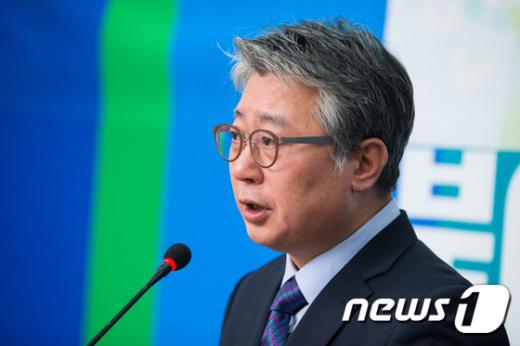 '조응천 문재인' '문재인 인재영입' 조응천 전 청와대 공직기강비서관이 2일 서울 여의도 국회에서 더불어민주당 입당 기자회견을 하고 있다. /사진=뉴스1