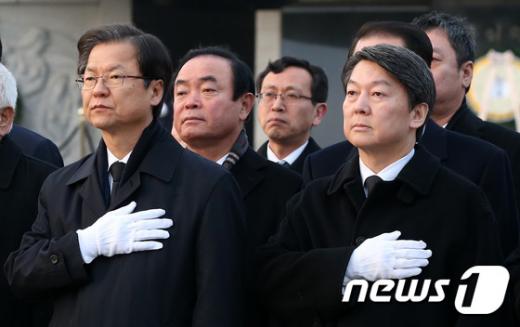 안철수 국민의당 상임공동대표와 천정배 공동대표를 비롯한 당지도부가 3일 오전 서울 동작구 국립현충원을 찾아 국기에 대한 경례를 하고 있다. /사진=뉴스1 박지혜 기자