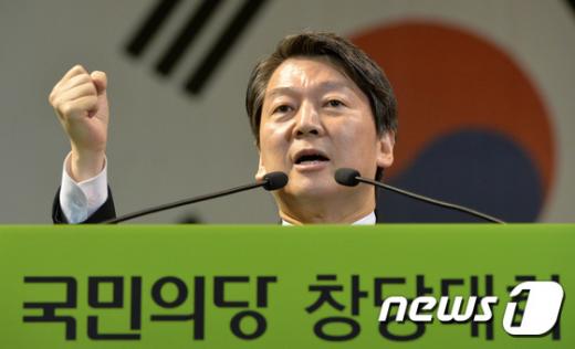 '진중권 안철수' 국민의당 안철수 상임공동대표가 2일 오후 대전 중구 한밭체육관에서 열린 국민의당 중앙당 창당대회에서 당 대표 수락 연설을 하고 있다. /자료사진=뉴스1