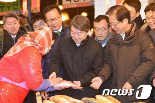 '국민의당 창당대회' 국민의당 안철수(앞줄 가운데)·천정배(앞줄 오른쪽) 공동대표를 비롯한 당지도부가 3일 오전 서울 동작구 노량진 수산시장을 찾아 상인들과 대화하고 있다. /사진=뉴스1