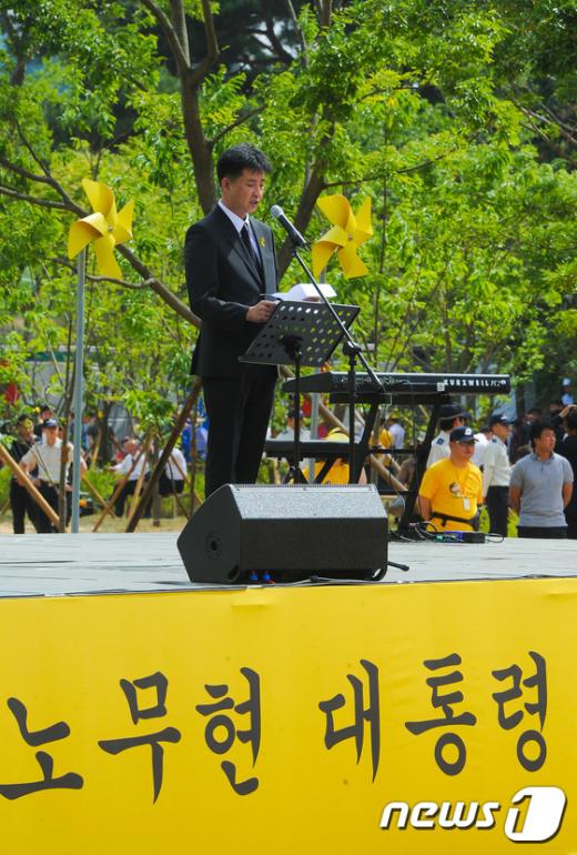 지난해 경남 김해시 진영읍 봉하마을에서 열린 '노무현 전 대통령 서거 6주기 추도식'에서 고 노무현 전 대통령의 아들 노건호씨가 추도사를 하고 있다. /사진=뉴스1