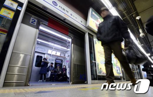 3일 오전 서울역 1호선 시청방향 지하철이 정상운행되고 있다. /사진=뉴스1