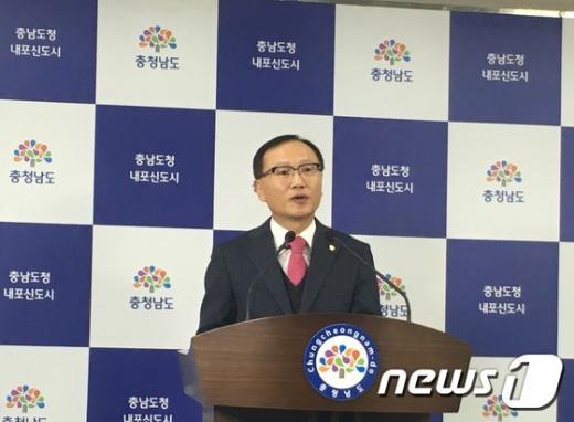 김제식 의원이 3일 충남도청에서 기자회견을 통해 "대산-당진 고속도로 건설사업이 예타를 통과했다"고 밝히고 있다. /사진=뉴스1