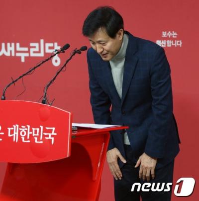 '오세훈 양화대교' 오세훈 전 서울시장이 지난달 17일 서울 여의도 새누리당사에서 기자회견을 열고 20대 총선 종로 출마선언을 마친 뒤 고개숙여 인사하고 있다. /자료사진=뉴스1