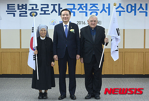 '지정환 신부' 4일 오후 경기 과천시 법무부에서 열린 특별공로자 국적증서 수여식에서 한국 국적을 취득한 아일랜드 오테일 패트릭 노엘(한국명 천노엘, 맨 오른쪽) 신부, 벨기에 세스테벤스 디디에 신부(한국명 지정환) 대리 수상자인 신혜경 수녀(맨 왼쪽)가 김현웅 법무부 장관과 기념촬영을 하고 있다. /사진=뉴시스
