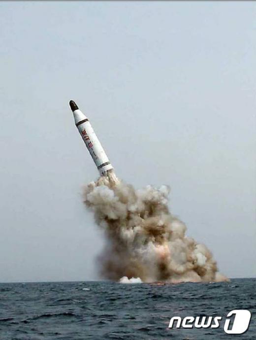 북한이 지난 5월 시험발사를 진행한 잠수함발사 탄도미사일(SLBM) '북극성'의 모습. 이 사진은 조작 의혹을 받고 있다. /사진=뉴스1 (로이터 제공)