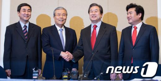 '원샷법 통과' 더불어민주당 김종인 비상대책위원장, 새누리당 김무성 대표를 비롯한 여야 지도부가 4일 서울 여의도 국회 귀빈식당에서 20대 총선 선거구획정과 쟁점법안 협의를 위해 회동하고 있다. 왼쪽부터 더민주 이종걸 원내대표, 김종인 비대위원장, 새누리당 김무성 대표, 원유철 원내대표. /사진=뉴스1